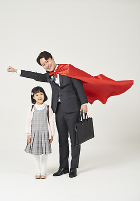 포토 JPG 스튜디오촬영 전신 여자 남자 딸 행복 어린이 구두 가족 실내 서기 미소 누끼 정장 소녀 성인 두명 앞모습 30대 손들기 화목 다정 유치원생 한국인 가족라이프 비즈니스맨 아빠 보호 망토 흰배경 출근 등교 부성애 슈퍼맨포즈 유치원가방 체크원피스 부녀 국내포토 라이프스타일 옷 원피스 감정 뷰포인트 포즈 백그라운드 신발 컨셉 가방 비즈니스 관계 모션 표정 사람 동양인 내부 장년 흰색 직장인 출퇴근 등하교 파일형식