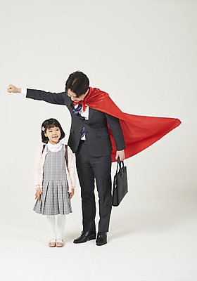 포토 JPG 스튜디오촬영 전신 여자 남자 딸 행복 어린이 구두 가족 실내 서기 미소 누끼 정장 소녀 성인 두명 앞모습 30대 손들기 화목 다정 유치원생 한국인 가족라이프 비즈니스맨 아빠 보호 망토 흰배경 출근 등교 부성애 슈퍼맨포즈 유치원가방 체크원피스 부녀 국내포토 라이프스타일 옷 원피스 감정 뷰포인트 포즈 백그라운드 신발 컨셉 가방 비즈니스 관계 모션 표정 사람 동양인 내부 장년 흰색 직장인 출퇴근 등하교 파일형식