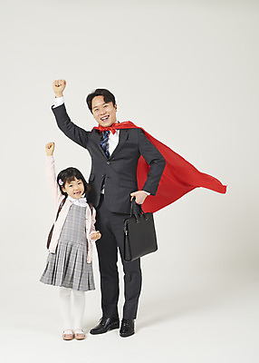 포토 JPG 스튜디오촬영 전신 여자 남자 딸 행복 어린이 구두 가족 실내 서기 미소 누끼 정장 소녀 성인 두명 앞모습 30대 손들기 화목 다정 유치원생 한국인 가족라이프 비즈니스맨 아빠 보호 망토 흰배경 출근 등교 부성애 슈퍼맨포즈 유치원가방 체크원피스 부녀 국내포토 라이프스타일 옷 원피스 감정 뷰포인트 포즈 백그라운드 신발 컨셉 가방 비즈니스 관계 모션 표정 사람 동양인 내부 장년 흰색 직장인 출퇴근 등하교 파일형식