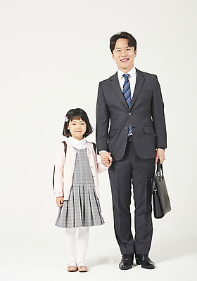 포토 JPG 스튜디오촬영 전신 여자 남자 딸 행복 어린이 구두 가족 실내 서기 미소 누끼 정장 소녀 성인 두명 앞모습 30대 손잡기 화목 다정 유치원생 한국인 가족라이프 비즈니스맨 아빠 흰배경 출근 등교 부성애 유치원가방 체크원피스 부녀 국내포토 라이프스타일 옷 원피스 감정 뷰포인트 백그라운드 신발 컨셉 가방 비즈니스 관계 모션 표정 사람 동양인 내부 장년 흰색 직장인 출퇴근 등하교 파일형식