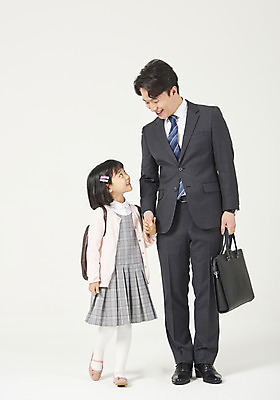포토 JPG 스튜디오촬영 전신 여자 남자 딸 행복 어린이 구두 가족 실내 서기 미소 누끼 정장 소녀 성인 두명 앞모습 30대 마주보기 손잡기 화목 다정 유치원생 한국인 가족라이프 비즈니스맨 아빠 흰배경 출근 등교 부성애 유치원가방 체크원피스 부녀 국내포토 라이프스타일 옷 원피스 감정 뷰포인트 백그라운드 신발 컨셉 가방 비즈니스 관계 모션 표정 사람 동양인 내부 장년 흰색 직장인 출퇴근 등하교 파일형식
