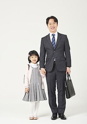 포토 JPG 스튜디오촬영 전신 여자 남자 딸 행복 어린이 구두 가족 실내 서기 미소 누끼 정장 소녀 성인 두명 앞모습 30대 손잡기 화목 다정 유치원생 한국인 가족라이프 비즈니스맨 아빠 흰배경 출근 등교 부성애 유치원가방 체크원피스 부녀 국내포토 라이프스타일 옷 원피스 감정 뷰포인트 백그라운드 신발 컨셉 가방 비즈니스 관계 모션 표정 사람 동양인 내부 장년 흰색 직장인 출퇴근 등하교 파일형식