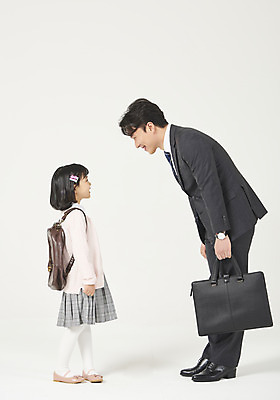 포토 JPG 스튜디오촬영 전신 여자 남자 딸 행복 어린이 구두 가족 실내 서기 누끼 정장 소녀 성인 두명 옆모습 30대 마주보기 화목 다정 유치원생 한국인 가족라이프 비즈니스맨 아빠 흰배경 출근 등교 부성애 유치원가방 체크원피스 부녀 국내포토 라이프스타일 옷 원피스 감정 뷰포인트 백그라운드 신발 컨셉 가방 비즈니스 관계 모션 사람 동양인 내부 장년 흰색 직장인 출퇴근 등하교 파일형식