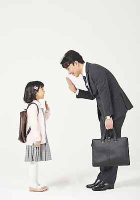 포토 JPG 스튜디오촬영 전신 여자 남자 딸 행복 어린이 구두 가족 실내 서기 미소 누끼 정장 소녀 성인 두명 옆모습 30대 마주보기 화목 다정 유치원생 한국인 가족라이프 비즈니스맨 아빠 흰배경 출근 등교 손인사 부성애 유치원가방 체크원피스 부녀 국내포토 라이프스타일 옷 원피스 감정 뷰포인트 백그라운드 신발 컨셉 가방 비즈니스 관계 모션 표정 사람 동양인 내부 장년 흰색 인사 직장인 출퇴근 등하교 파일형식