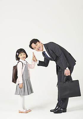 포토 JPG 스튜디오촬영 전신 여자 남자 딸 행복 어린이 구두 가족 실내 서기 미소 누끼 정장 소녀 성인 두명 옆모습 30대 손잡기 화목 다정 유치원생 한국인 가족라이프 비즈니스맨 아빠 흰배경 출근 등교 부성애 유치원가방 체크원피스 부녀 국내포토 라이프스타일 옷 원피스 감정 뷰포인트 백그라운드 신발 컨셉 가방 비즈니스 관계 모션 표정 사람 동양인 내부 장년 흰색 직장인 출퇴근 등하교 파일형식