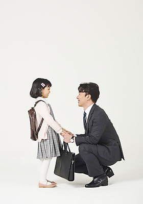 포토 JPG 스튜디오촬영 전신 여자 남자 딸 행복 어린이 구두 가족 실내 서기 누끼 앉기 정장 소녀 성인 두명 옆모습 30대 마주보기 손잡기 화목 다정 유치원생 한국인 가족라이프 비즈니스맨 아빠 흰배경 출근 등교 부성애 유치원가방 체크원피스 부녀 국내포토 라이프스타일 옷 원피스 감정 뷰포인트 백그라운드 신발 컨셉 가방 비즈니스 관계 모션 사람 동양인 내부 장년 흰색 직장인 출퇴근 등하교 파일형식