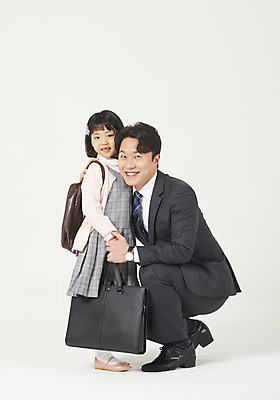 포토 JPG 스튜디오촬영 전신 여자 남자 딸 행복 어린이 구두 가족 포옹 실내 서기 미소 누끼 앉기 정장 소녀 성인 두명 옆모습 30대 손잡기 화목 다정 유치원생 한국인 가족라이프 비즈니스맨 아빠 흰배경 출근 등교 부성애 유치원가방 체크원피스 부녀 국내포토 라이프스타일 옷 원피스 감정 뷰포인트 백그라운드 신발 컨셉 가방 비즈니스 관계 안기 모션 표정 사람 동양인 내부 장년 흰색 직장인 출퇴근 등하교 파일형식