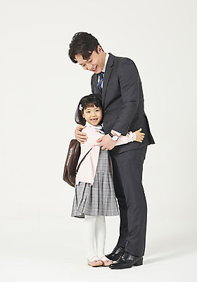포토 JPG 스튜디오촬영 전신 여자 남자 딸 행복 어린이 구두 가족 실내 서기 누끼 정장 소녀 성인 두명 옆모습 30대 화목 다정 유치원생 한국인 가족라이프 비즈니스맨 아빠 흰배경 출근 등교 부성애 유치원가방 체크원피스 부녀 국내포토 라이프스타일 옷 원피스 감정 뷰포인트 백그라운드 신발 컨셉 가방 비즈니스 관계 모션 사람 동양인 내부 장년 흰색 직장인 출퇴근 등하교 파일형식