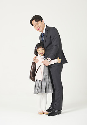 포토 JPG 스튜디오촬영 전신 여자 남자 딸 행복 어린이 구두 가족 포옹 실내 서기 미소 누끼 정장 소녀 성인 두명 옆모습 30대 화목 다정 유치원생 한국인 가족라이프 비즈니스맨 아빠 흰배경 출근 등교 부성애 유치원가방 체크원피스 부녀 국내포토 라이프스타일 옷 원피스 감정 뷰포인트 백그라운드 신발 컨셉 가방 비즈니스 관계 안기 모션 표정 사람 동양인 내부 장년 흰색 직장인 출퇴근 등하교 파일형식