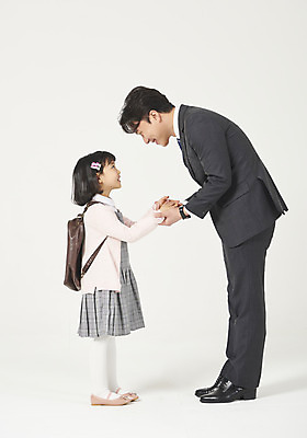 포토 JPG 스튜디오촬영 전신 여자 남자 딸 행복 어린이 구두 가족 실내 서기 미소 누끼 정장 소녀 성인 두명 옆모습 30대 마주보기 손잡기 화목 다정 유치원생 한국인 가족라이프 비즈니스맨 아빠 흰배경 출근 등교 부성애 유치원가방 체크원피스 부녀 국내포토 라이프스타일 옷 원피스 감정 뷰포인트 백그라운드 신발 컨셉 가방 비즈니스 관계 모션 표정 사람 동양인 내부 장년 흰색 직장인 출퇴근 등하교 파일형식