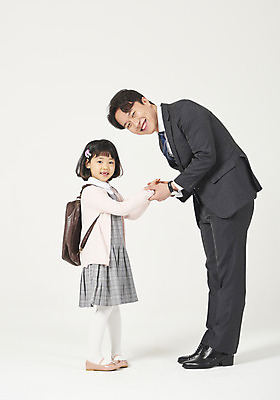 포토 JPG 스튜디오촬영 전신 여자 남자 딸 행복 어린이 구두 가족 실내 서기 미소 누끼 정장 소녀 성인 두명 옆모습 30대 손잡기 화목 다정 유치원생 한국인 가족라이프 비즈니스맨 아빠 흰배경 출근 등교 부성애 유치원가방 체크원피스 부녀 국내포토 라이프스타일 옷 원피스 감정 뷰포인트 백그라운드 신발 컨셉 가방 비즈니스 관계 모션 표정 사람 동양인 내부 장년 흰색 직장인 출퇴근 등하교 파일형식