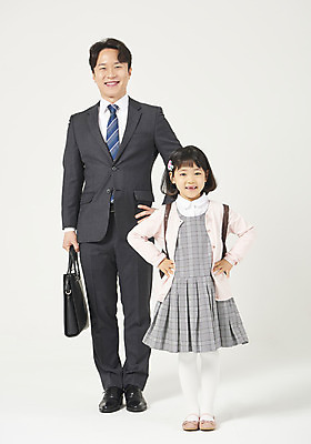포토 JPG 스튜디오촬영 전신 여자 남자 딸 행복 어린이 구두 가족 실내 서기 미소 누끼 정장 소녀 성인 두명 앞모습 30대 화목 다정 유치원생 한국인 가족라이프 비즈니스맨 아빠 흰배경 출근 등교 부성애 유치원가방 체크원피스 부녀 국내포토 라이프스타일 옷 원피스 감정 뷰포인트 백그라운드 신발 컨셉 가방 비즈니스 관계 모션 표정 사람 동양인 내부 장년 흰색 직장인 출퇴근 등하교 파일형식