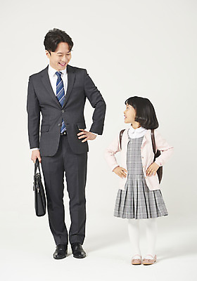 포토 JPG 스튜디오촬영 전신 여자 남자 딸 행복 어린이 구두 허리손 가족 실내 서기 미소 누끼 정장 소녀 성인 두명 앞모습 30대 마주보기 화목 다정 유치원생 한국인 가족라이프 비즈니스맨 아빠 흰배경 출근 등교 부성애 유치원가방 체크원피스 부녀 국내포토 라이프스타일 옷 원피스 감정 뷰포인트 포즈 백그라운드 신발 컨셉 가방 비즈니스 관계 모션 표정 사람 동양인 내부 장년 흰색 직장인 출퇴근 등하교 파일형식