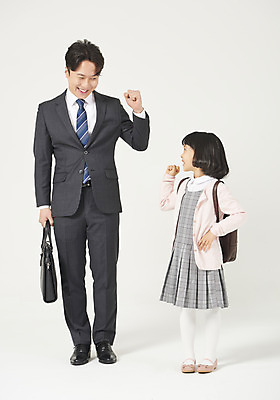 포토 JPG 스튜디오촬영 전신 여자 남자 딸 행복 어린이 구두 가족 실내 서기 미소 누끼 정장 소녀 성인 두명 앞모습 30대 마주보기 파이팅 화목 다정 유치원생 한국인 가족라이프 비즈니스맨 아빠 흰배경 출근 등교 부성애 유치원가방 체크원피스 부녀 국내포토 라이프스타일 옷 원피스 감정 뷰포인트 백그라운드 신발 컨셉 가방 비즈니스 관계 모션 표정 사람 동양인 내부 장년 흰색 직장인 출퇴근 등하교 파일형식
