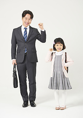 포토 JPG 스튜디오촬영 전신 여자 남자 딸 행복 어린이 구두 허리손 가족 실내 서기 미소 누끼 정장 소녀 성인 두명 앞모습 30대 파이팅 화목 다정 유치원생 한국인 가족라이프 비즈니스맨 아빠 흰배경 출근 등교 부성애 유치원가방 체크원피스 부녀 국내포토 라이프스타일 옷 원피스 감정 뷰포인트 포즈 백그라운드 신발 컨셉 가방 비즈니스 관계 모션 표정 사람 동양인 내부 장년 흰색 직장인 출퇴근 등하교 파일형식