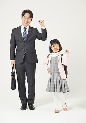 포토 JPG 스튜디오촬영 전신 여자 남자 딸 행복 어린이 구두 가족 실내 서기 미소 누끼 정장 소녀 성인 두명 앞모습 30대 파이팅 화목 다정 유치원생 한국인 가족라이프 비즈니스맨 아빠 흰배경 출근 등교 부성애 유치원가방 체크원피스 부녀 국내포토 라이프스타일 옷 원피스 감정 뷰포인트 백그라운드 신발 컨셉 가방 비즈니스 관계 모션 표정 사람 동양인 내부 장년 흰색 직장인 출퇴근 등하교 파일형식