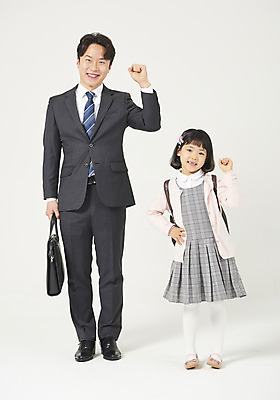 포토 JPG 스튜디오촬영 전신 여자 남자 딸 행복 어린이 구두 허리손 가족 실내 서기 미소 누끼 정장 소녀 성인 두명 앞모습 30대 파이팅 화목 다정 유치원생 한국인 가족라이프 비즈니스맨 아빠 흰배경 출근 등교 부성애 유치원가방 체크원피스 부녀 국내포토 라이프스타일 옷 원피스 감정 뷰포인트 포즈 백그라운드 신발 컨셉 가방 비즈니스 관계 모션 표정 사람 동양인 내부 장년 흰색 직장인 출퇴근 등하교 파일형식