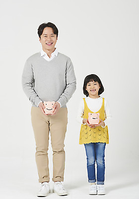 포토 JPG 스튜디오촬영 전신 여자 남자 딸 행복 어린이 운동화 가족 실내 서기 미소 들기 누끼 소녀 성인 두명 앞모습 캐주얼 30대 경제 화목 다정 유치원생 저축 한국인 돼지저금통 가족라이프 절약 아빠 흰배경 부성애 부녀 금융의날 국내포토 라이프스타일 옷 감정 뷰포인트 백그라운드 신발 컨셉 관계 모션 표정 사람 동양인 내부 장년 금융 저금통 흰색 파일형식 법정기념일