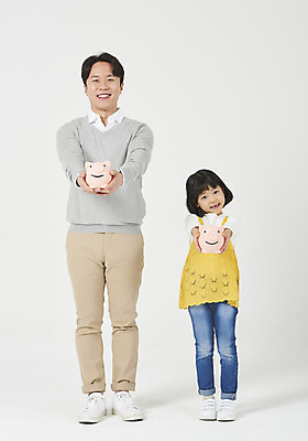 포토 JPG 스튜디오촬영 전신 여자 남자 딸 행복 어린이 운동화 가족 실내 서기 미소 들기 누끼 소녀 성인 두명 앞모습 캐주얼 30대 경제 화목 다정 유치원생 저축 한국인 돼지저금통 가족라이프 절약 아빠 흰배경 부성애 부녀 금융의날 국내포토 라이프스타일 옷 감정 뷰포인트 백그라운드 신발 컨셉 관계 모션 표정 사람 동양인 내부 장년 금융 저금통 흰색 파일형식 법정기념일