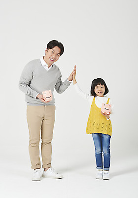 포토 JPG 스튜디오촬영 전신 여자 남자 딸 행복 어린이 운동화 가족 실내 서기 미소 들기 누끼 소녀 성인 두명 앞모습 캐주얼 30대 경제 화목 다정 유치원생 저축 한국인 돼지저금통 가족라이프 절약 아빠 흰배경 하이파이브 부성애 부녀 금융의날 국내포토 라이프스타일 옷 감정 뷰포인트 백그라운드 신발 컨셉 관계 모션 표정 사람 동양인 손짓 내부 장년 금융 저금통 흰색 파일형식 법정기념일