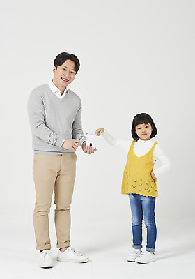 포토 JPG 스튜디오촬영 전신 여자 남자 딸 행복 어린이 허리손 운동화 가족 실내 치과 서기 미소 들기 누끼 소녀 성인 두명 앞모습 캐주얼 30대 화목 다정 청결 유치원생 한국인 양치 가족라이프 아빠 칫솔 흰배경 치아모형 부성애 부녀 국내포토 라이프스타일 옷 감정 뷰포인트 포즈 백그라운드 신발 컨셉 관계 모션 표정 병원 사람 동양인 내부 장년 위생용품 흰색 치아 위생 파일형식