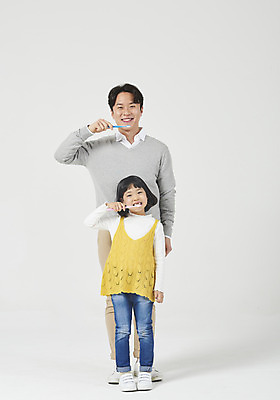 포토 JPG 스튜디오촬영 전신 여자 남자 딸 행복 어린이 운동화 가족 실내 치과 서기 미소 들기 누끼 소녀 성인 두명 앞모습 캐주얼 30대 화목 다정 청결 유치원생 한국인 양치 가족라이프 아빠 칫솔 즐거움 흰배경 부성애 부녀 국내포토 라이프스타일 옷 감정 뷰포인트 백그라운드 신발 컨셉 관계 모션 표정 병원 사람 동양인 내부 장년 위생용품 흰색 위생 파일형식