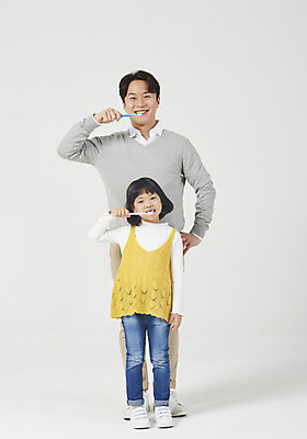 포토 JPG 스튜디오촬영 전신 여자 남자 딸 행복 어린이 허리손 운동화 가족 실내 치과 서기 미소 들기 누끼 소녀 성인 두명 앞모습 캐주얼 30대 화목 다정 청결 유치원생 한국인 양치 가족라이프 아빠 칫솔 즐거움 흰배경 부성애 부녀 국내포토 라이프스타일 옷 감정 뷰포인트 포즈 백그라운드 신발 컨셉 관계 모션 표정 병원 사람 동양인 내부 장년 위생용품 흰색 위생 파일형식