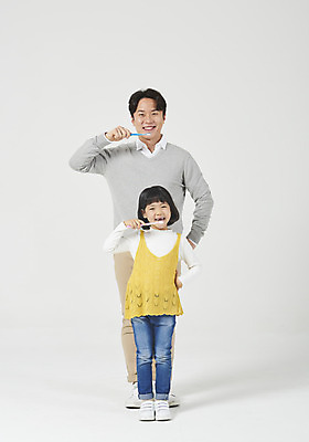 포토 JPG 스튜디오촬영 전신 여자 남자 딸 행복 어린이 운동화 가족 실내 치과 서기 미소 들기 누끼 소녀 성인 두명 앞모습 캐주얼 30대 화목 다정 청결 유치원생 한국인 양치 가족라이프 아빠 칫솔 즐거움 흰배경 부성애 부녀 국내포토 라이프스타일 옷 감정 뷰포인트 백그라운드 신발 컨셉 관계 모션 표정 병원 사람 동양인 내부 장년 위생용품 흰색 위생 파일형식