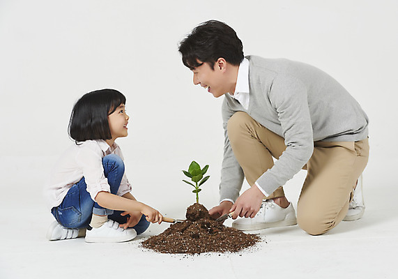 포토 JPG 스튜디오촬영 전신 식물 여자 남자 딸 행복 어린이 운동화 가족 실내 미소 누끼 앉기 소녀 성인 두명 옆모습 캐주얼 30대 마주보기 새싹 자연보호 그린캠페인 화목 다정 흙 유치원생 한국인 가족라이프 아빠 모종삽 식목일 흰배경 나무심기 부성애 모종 식물심기 부녀 국내포토 라이프스타일 옷 기념일 감정 캠페인 뷰포인트 백그라운드 신발 컨셉 관계 모션 자연 표정 사람 동양인 내부 장년 흰색 보호 삽 심기 파일형식