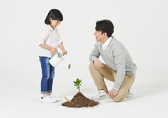 포토 JPG 스튜디오촬영 전신 식물 여자 남자 딸 행복 어린이 운동화 가족 실내 서기 미소 누끼 앉기 소녀 성인 두명 옆모습 캐주얼 30대 새싹 자연보호 그린캠페인 화목 다정 흙 유치원생 물뿌리개 한국인 가족라이프 아빠 모종삽 식목일 흰배경 나무심기 부성애 모종 식물심기 부녀 국내포토 라이프스타일 옷 기념일 감정 캠페인 뷰포인트 백그라운드 신발 컨셉 관계 모션 자연 표정 사람 동양인 내부 장년 흰색 보호 삽 심기 파일형식