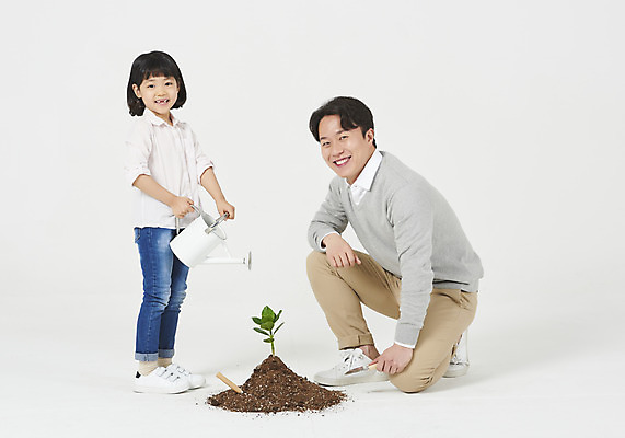 포토 JPG 스튜디오촬영 전신 식물 여자 남자 딸 행복 어린이 운동화 가족 실내 서기 미소 누끼 앉기 소녀 성인 두명 옆모습 캐주얼 30대 새싹 자연보호 그린캠페인 화목 다정 흙 유치원생 물뿌리개 한국인 가족라이프 아빠 모종삽 식목일 흰배경 나무심기 부성애 모종 식물심기 부녀 국내포토 라이프스타일 옷 기념일 감정 캠페인 뷰포인트 백그라운드 신발 컨셉 관계 모션 자연 표정 사람 동양인 내부 장년 흰색 보호 삽 심기 파일형식