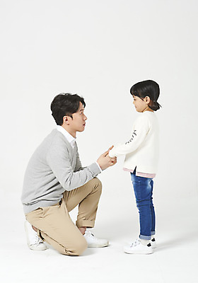 포토 JPG 스튜디오촬영 전신 여자 남자 딸 어린이 운동화 가족 실내 서기 누끼 앉기 소녀 성인 두명 옆모습 캐주얼 30대 손잡기 유치원생 한국인 가족라이프 아빠 꾸지람 흰배경 부성애 부녀 국내포토 라이프스타일 옷 뷰포인트 백그라운드 신발 관계 모션 사람 동양인 내부 장년 흰색 체벌 파일형식