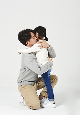 포토 JPG 스튜디오촬영 전신 여자 남자 딸 행복 어린이 운동화 가족 포옹 실내 서기 누끼 앉기 소녀 성인 두명 옆모습 캐주얼 30대 화목 다정 유치원생 한국인 가족라이프 아빠 꾸지람 흰배경 부성애 부녀 국내포토 라이프스타일 옷 감정 뷰포인트 백그라운드 신발 컨셉 관계 안기 모션 사람 동양인 내부 장년 흰색 체벌 파일형식