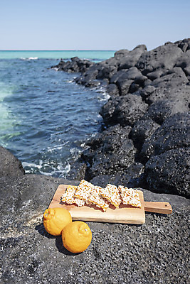 포토 JPG 주간 바다 여행 자연 하늘 해변 사람없음 야외 관광지 제주도 맑음 봄 오브젝트 특산물 한라봉 나무도마 전통다과 현무암 향토음식 과즐 국내포토 자연요소 계절 음식 과일 날씨 도마 한국 목재 전통음식 생태계 한과 다과 화산암 파일형식 제주음식