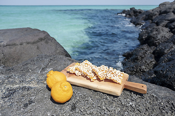 포토 JPG 주간 바다 여행 자연 해변 사람없음 야외 관광지 제주도 맑음 봄 오브젝트 특산물 한라봉 나무도마 전통다과 현무암 향토음식 과즐 국내포토 자연요소 계절 음식 과일 날씨 도마 한국 목재 전통음식 생태계 한과 다과 화산암 파일형식 제주음식