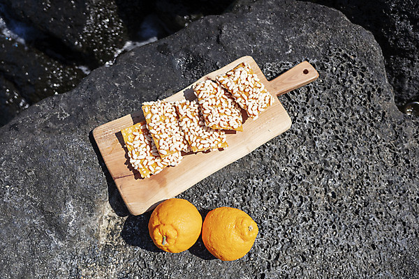 포토 JPG 주간 바다 여행 자연 해변 사람없음 야외 관광지 하이앵글 제주도 맑음 봄 오브젝트 특산물 한라봉 나무도마 전통다과 현무암 향토음식 과즐 국내포토 자연요소 계절 음식 뷰포인트 과일 날씨 도마 한국 목재 전통음식 생태계 한과 다과 화산암 파일형식 제주음식