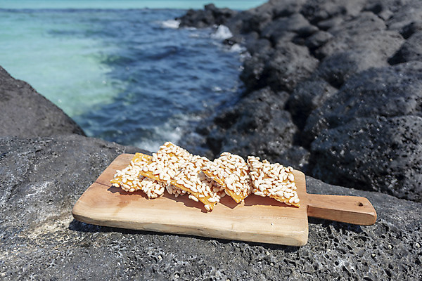 포토 JPG 주간 바다 여행 자연 해변 사람없음 야외 관광지 제주도 맑음 봄 오브젝트 특산물 나무도마 전통다과 현무암 향토음식 과즐 국내포토 자연요소 계절 음식 날씨 도마 한국 목재 전통음식 생태계 한과 다과 화산암 파일형식 제주음식