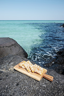 포토 JPG 주간 바다 여행 자연 해변 사람없음 야외 관광지 제주도 맑음 봄 오브젝트 특산물 나무도마 전통다과 현무암 향토음식 과즐 국내포토 자연요소 계절 음식 날씨 도마 한국 목재 전통음식 생태계 한과 다과 화산암 파일형식 제주음식