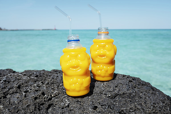 포토 JPG 주간 바다 여행 자연 하늘 빨대 해변 사람없음 야외 관광지 제주도 맑음 봄 과일주스 돌하르방 오브젝트 현무암 국내포토 자연요소 계절 과일 날씨 한국 주스 생태계 화산암 파일형식