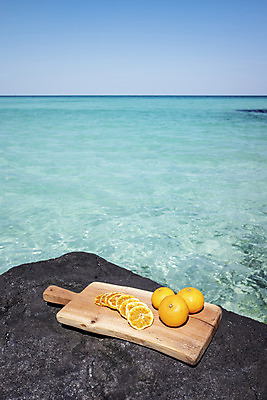 포토 JPG 주간 바다 여행 자연 하늘 해변 사람없음 야외 관광지 하이앵글 제주도 맑음 봄 오브젝트 특산물 슬라이스 건과일 나무도마 현무암 천혜향 국내포토 자연요소 계절 뷰포인트 과일 날씨 건조 도마 한국 목재 생태계 화산암 파일형식