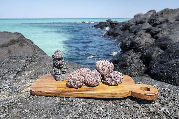 포토 JPG 주간 바다 여행 자연 해변 사람없음 야외 관광지 제주도 맑음 봄 돌하르방 오브젝트 특산물 나무도마 현무암 오메기떡 향토음식 국내포토 자연요소 계절 음식 날씨 떡 도마 한국 목재 생태계 화산암 파일형식 제주음식
