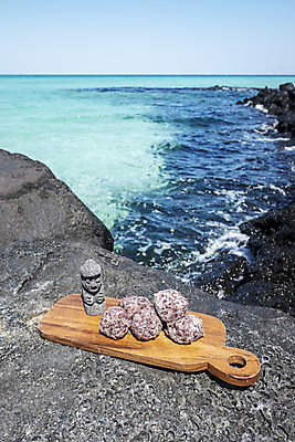 포토 JPG 주간 바다 여행 자연 해변 사람없음 야외 관광지 제주도 맑음 봄 돌하르방 오브젝트 특산물 나무도마 현무암 오메기떡 향토음식 국내포토 자연요소 계절 음식 날씨 떡 도마 한국 목재 생태계 화산암 파일형식 제주음식