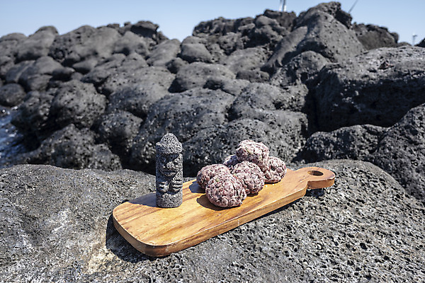 포토 JPG 주간 바다 여행 자연 해변 사람없음 야외 관광지 제주도 맑음 봄 돌하르방 오브젝트 특산물 나무도마 현무암 오메기떡 향토음식 국내포토 자연요소 계절 음식 날씨 떡 도마 한국 목재 생태계 화산암 파일형식 제주음식