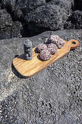 포토 JPG 주간 바다 여행 자연 해변 사람없음 야외 관광지 하이앵글 제주도 맑음 봄 돌하르방 오브젝트 특산물 나무도마 현무암 오메기떡 향토음식 국내포토 자연요소 계절 음식 뷰포인트 날씨 떡 도마 한국 목재 생태계 화산암 파일형식 제주음식