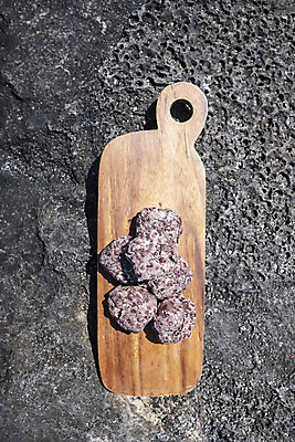 포토 JPG 주간 바다 여행 자연 해변 사람없음 야외 관광지 하이앵글 제주도 맑음 봄 오브젝트 특산물 나무도마 현무암 오메기떡 향토음식 국내포토 자연요소 계절 음식 뷰포인트 날씨 떡 도마 한국 목재 생태계 화산암 파일형식 제주음식