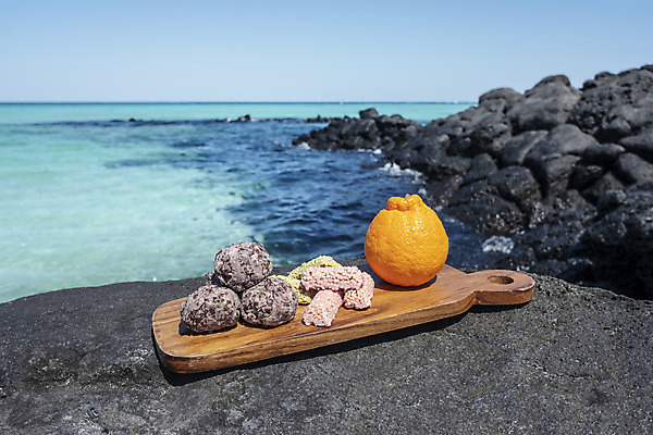 포토 JPG 주간 바다 여행 자연 디저트 해변 사람없음 야외 관광지 제주도 맑음 봄 오브젝트 특산물 한라봉 나무도마 크런치 현무암 오메기떡 향토음식 국내포토 자연요소 계절 음식 과일 날씨 떡 도마 한국 목재 생태계 화산암 파일형식 제주음식