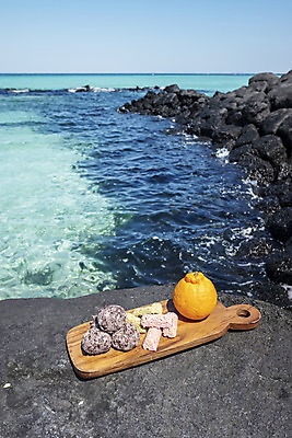 포토 JPG 주간 바다 여행 자연 디저트 해변 사람없음 야외 관광지 제주도 맑음 봄 오브젝트 특산물 한라봉 나무도마 크런치 현무암 오메기떡 향토음식 국내포토 자연요소 계절 음식 과일 날씨 떡 도마 한국 목재 생태계 화산암 파일형식 제주음식