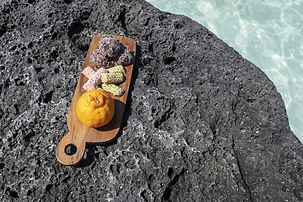 포토 JPG 주간 바다 여행 자연 디저트 해변 사람없음 야외 관광지 하이앵글 제주도 맑음 봄 오브젝트 특산물 한라봉 나무도마 크런치 현무암 오메기떡 향토음식 국내포토 자연요소 계절 음식 뷰포인트 과일 날씨 떡 도마 한국 목재 생태계 화산암 파일형식 제주음식