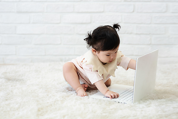 포토 1 옷 뷰포인트 컨셉 모션 실내 사람 동양인 내부 전자제품 여자한명만 여자아기만 파일형식 옆모습 JPG 스튜디오촬영 한명 한국인 아기 여자아기한명만 여자 성장 보호 앉기 전신 귀여움 놀이 노트북 캐주얼 국내포토