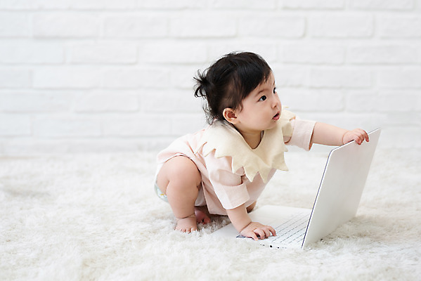 포토 JPG 스튜디오촬영 전신 응시 여자 놀이 실내 한명 앉기 옆모습 캐주얼 노트북 귀여움 만지기 한국인 성장 아기 보호 여자아기한명만 국내포토 1 시선 옷 뷰포인트 컨셉 모션 사람 동양인 내부 전자제품 여자한명만 여자아기만 파일형식